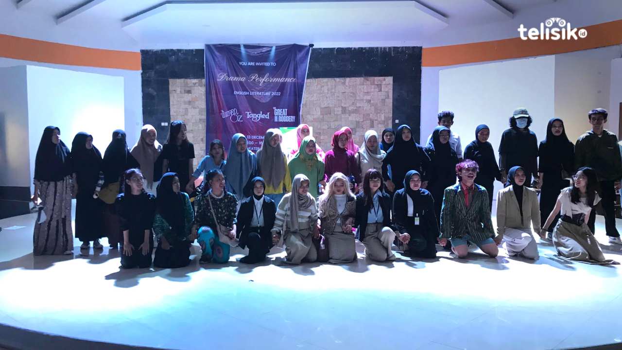 Mahasiswa Sastra Inggris usai menampilkan pertunjukan drama di Theater FIB UHO. Foto: Nabila/Telisik