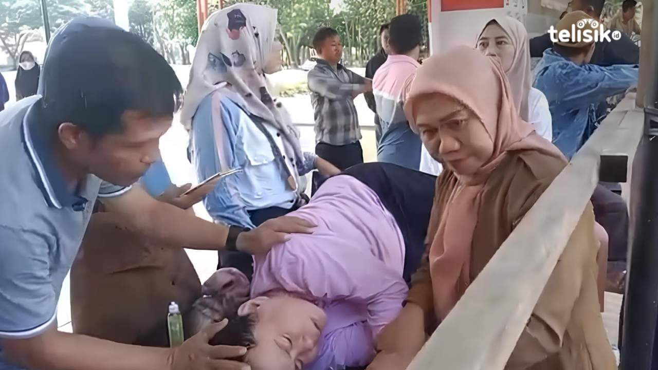 Honorer hamil pingsan saat turut dalam aksi tolak hasil pengumuman PPPK Kabupaten Konawe. Foto: Sigit Purnomo/Telisik