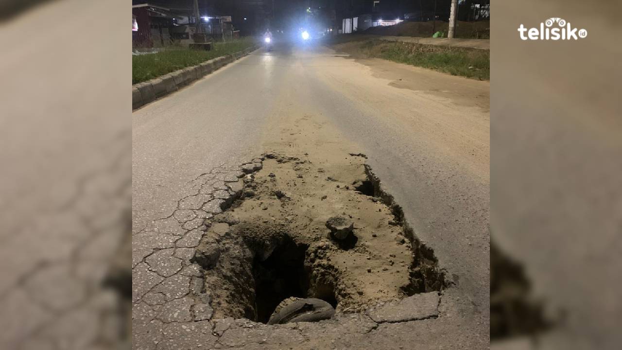 Kondisi jalan berlubang seorang pengendara motor jatuh. Foto: Usman/Telisik