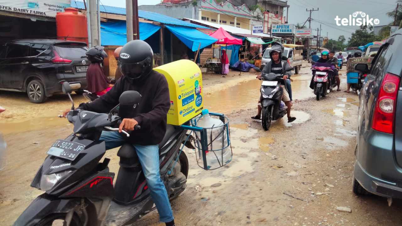 Jalan berlubang dan tergenang air di Pasar Baruga, Kota Kendari. Foto: Muh. Adi Alamsyah/Telisik