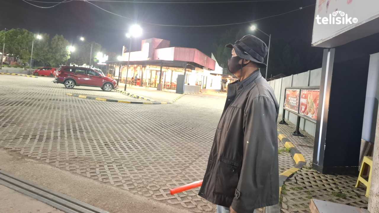 Juru parkir di Kendari, penghasilan menurun sejak pembayaran menerapkan sistem nontunai. Foto: Erni Yanti/Telisik