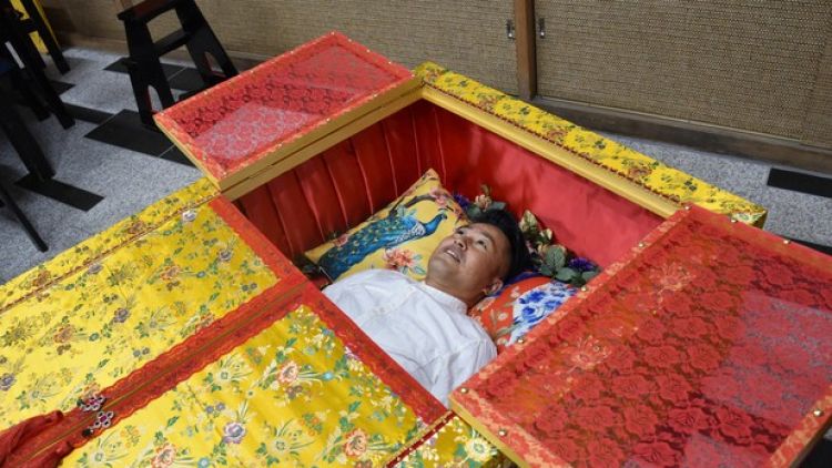 Kafe peti mati di Jepang hadir dengan harga yang murah dan bisa jadi tempat merenungkan kematian. Foto: Repro Japanesestation