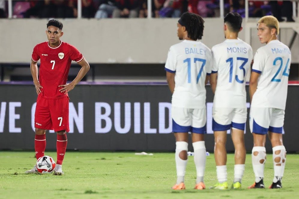 Aksi Marselino Ferdinan dalam pertandingan Indonesia vs Filipina di Piala AFF 2024. Foto: Repro bola.com