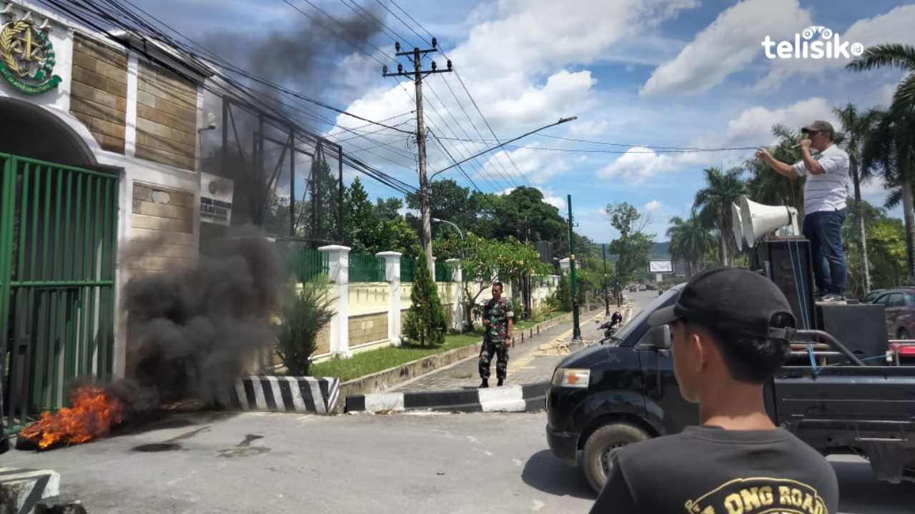 Corong Aspirasi Rakyat Sultra saat melakukan demo di depan Kantor Kejaksaan Tinggi (Kejati) Sultra, Jumat (27/12/2024). Foto: Muh. Adi Alamsyah/Telisik