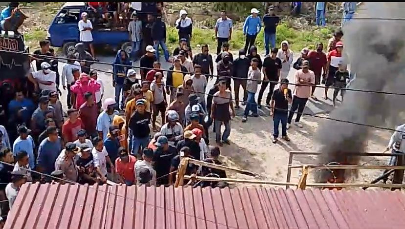 Masa aksi malakukan unjuk rasa di depan Kantor Bawaslu. Foto: screenshot video