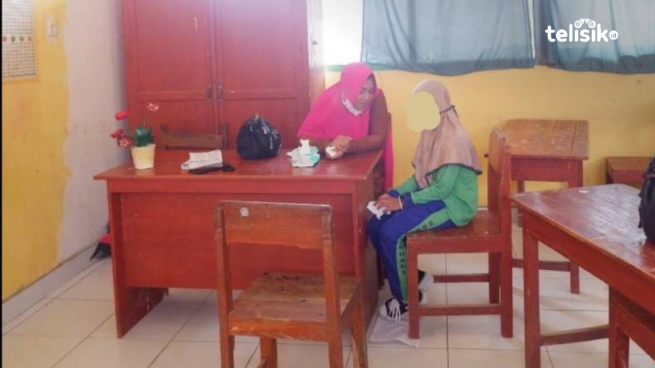 PS saat menemui anaknya SF (10) secara diam-diam dilingkungan Sekolah. Foto: Ali Iskandar Majid/Telisik