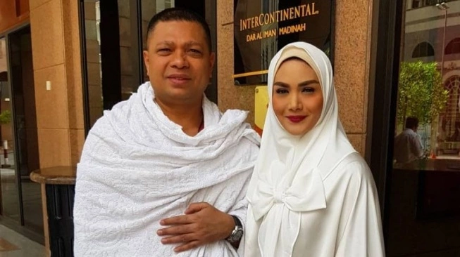 Raul Lemos dan Krisdayanti saat melaksanakan umrah. Foto: Repro Instagram @raullemos06