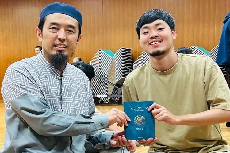 Sensei Sugimoto membagikan Al-Qur'an terjemah bahasa Jepang. Foto: Repro instagram @hajjsugimoto