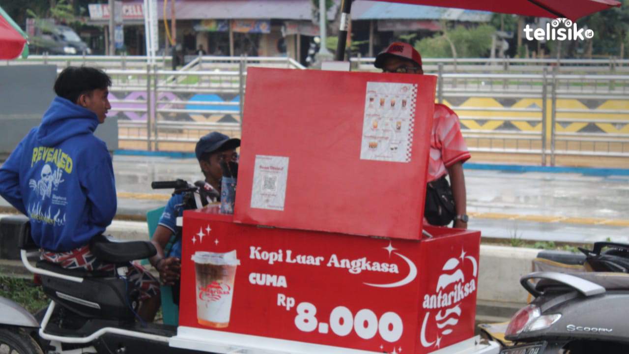 Kopi Gerobak keliling murah menjamur di Kota Kendari dan menjadi primadona masyarakat. Foto: Umar T/Telisik