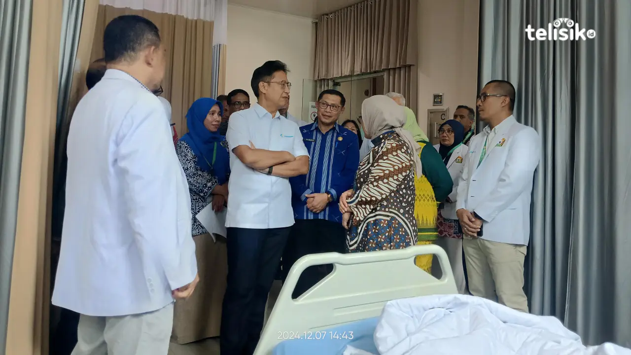 Menkes Budi Gunadi saat berkunjung ke RSUD Bahteramas Sulawesi Tenggara, Sabtu (7/12/2024). Foto: Novita Sari/Telisik