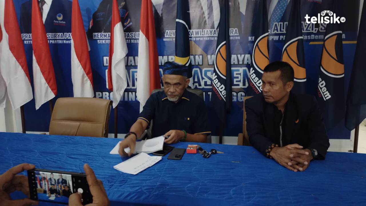 Muh. Tahir Lakimi, Sekretaris DPW Partai NasDem Sulawesi Tenggara, memberikan pernyataan pers perihal dukungan penuh partainya terhadap hasil Pilgub Sultra 2024, Senin (9/12/2024) di kantor DPW Partai NasDem Sultra. Foto: Mirdad/Telisik