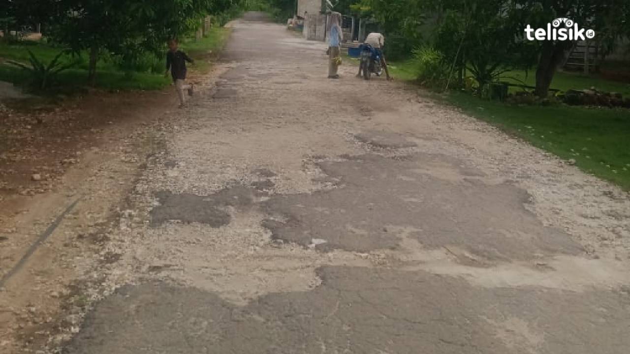 Ketgam: Jalan yang sudah berlubang dan berkerikil di Desa Tampara Wakatobi. Foto: Wa Ode Hesti/Telisik