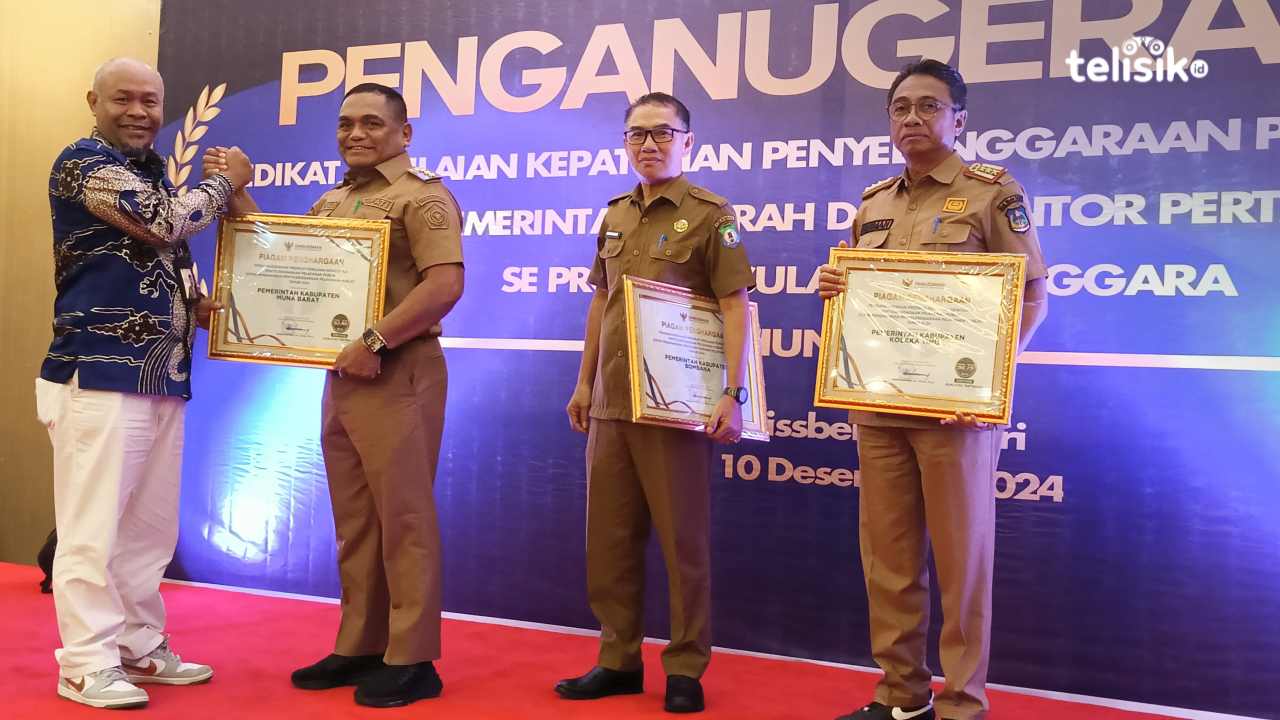 Pemkab Bombana saat menerima penganugerahan dari Ombudsman perwakilan Sulawesi Tenggara. Foto: Sigit Purnomo/Telisik