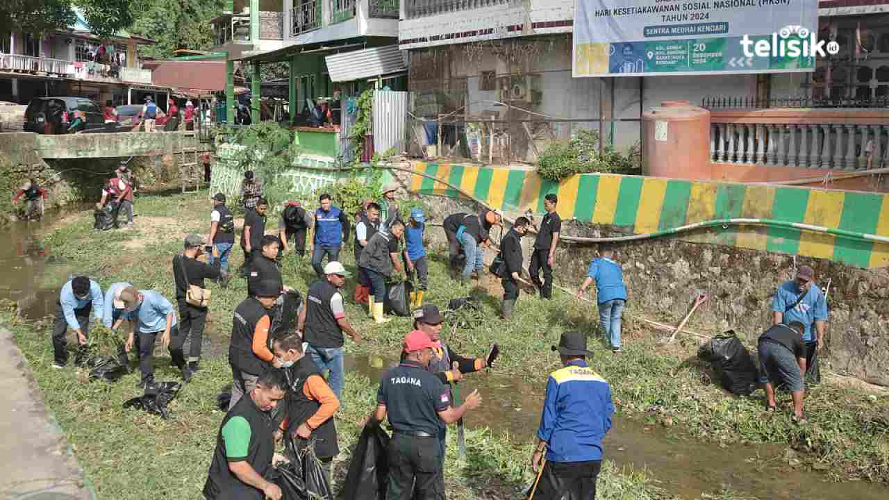 Gotong royong di Lorong Lasolo, Kelurahan Sanua, Kecamatan Kendari Barat, Kota Kendari, Jumat (20/12/2024). Foto: Nabila/Telisik