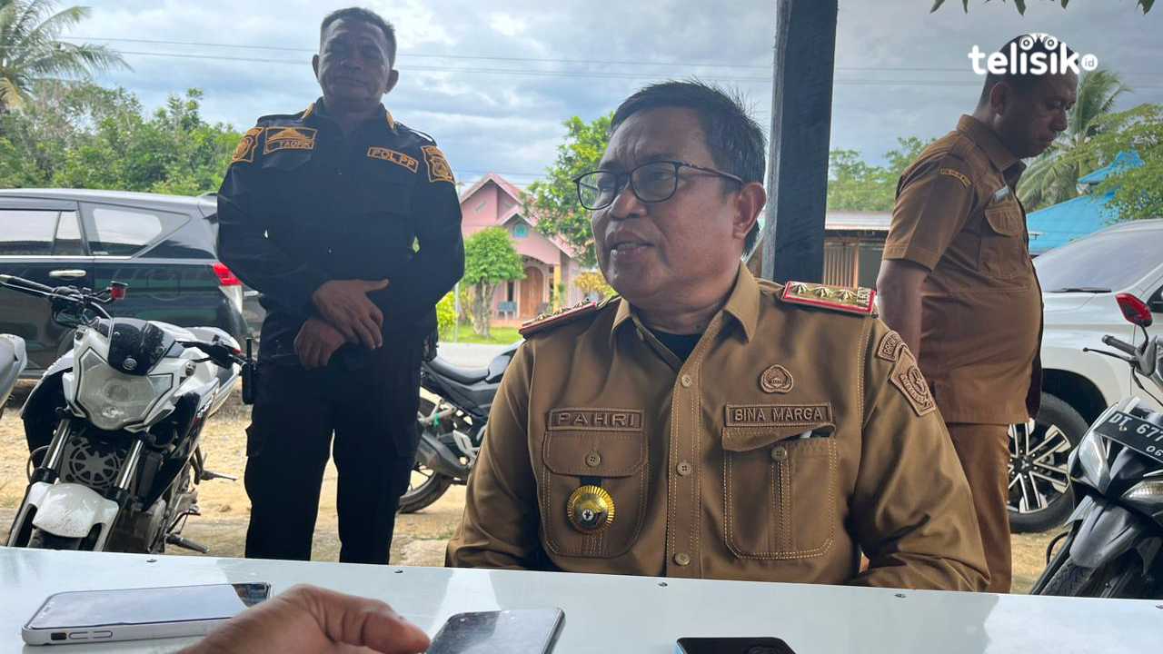 Pj Bupati Muna Barat, Pahri Yamsul seusai monitoring titik rawan kemacetan. Foto: Putri Wulandari/Telisik