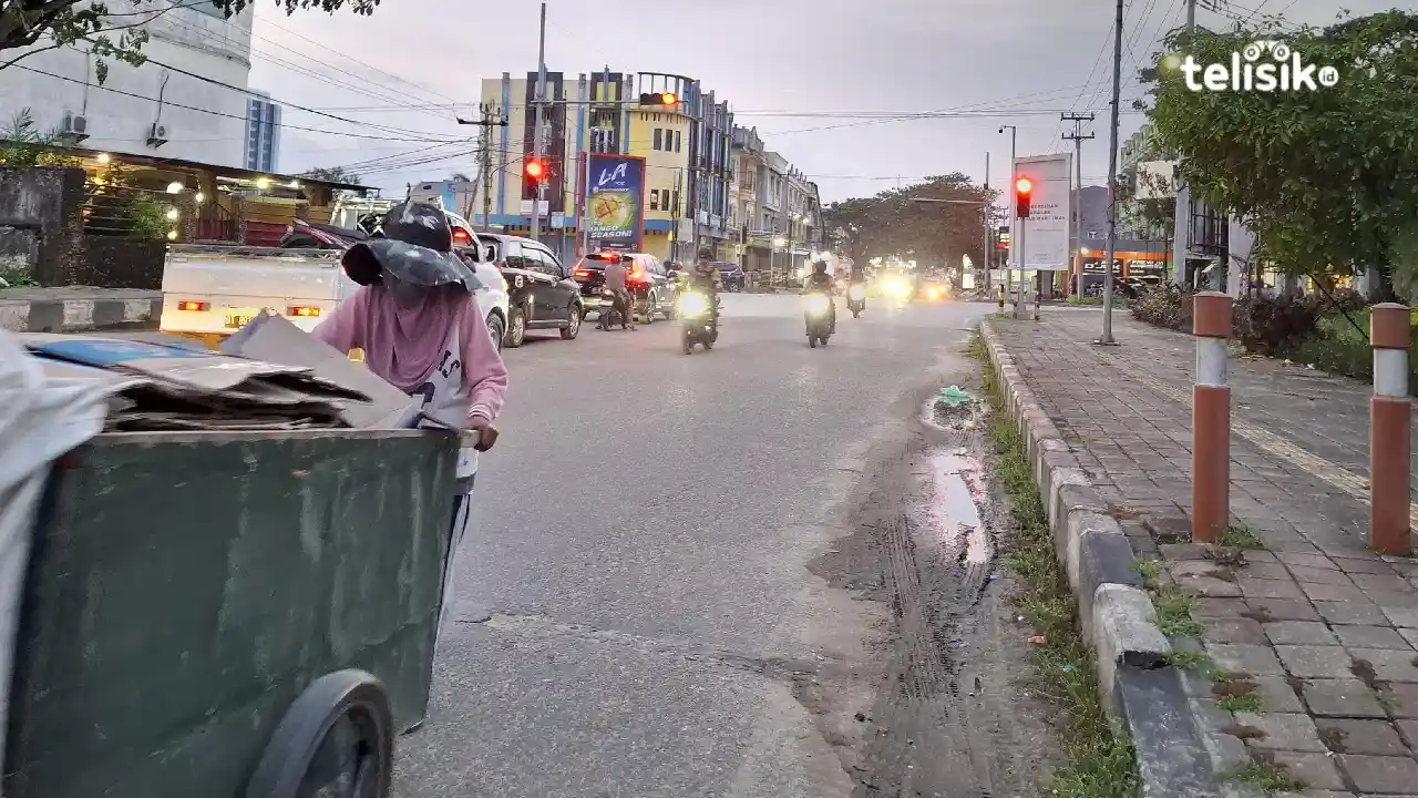 Seorang pemulung di Kendari sedang mendorong gerobaknya. Foto: Erni Yanti/Telisik