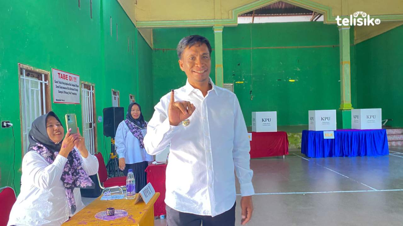 Pj Bupati Kolaka Utara, Yusmin saat menyalurkan hak pilih dan memantau proses pemungutan suara di TPS 02 Desa Ponggiha, Kecamatan Lasusua. Foto: Muh. Risal H/Telisik