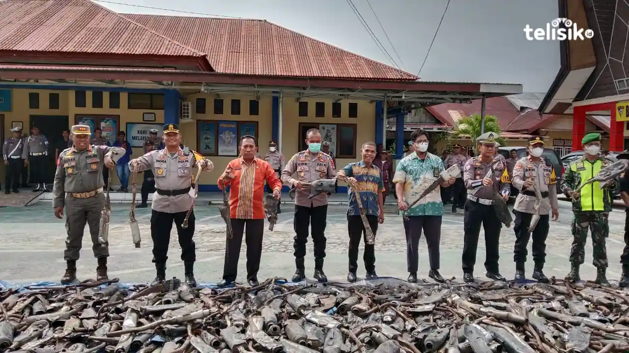 Kapolres Muna, AKBP Indra Sandy Purnama Sakti saat memusnahkan Miras tradisonal dan knalpot brong. Foto: Sunaryo/Telisik