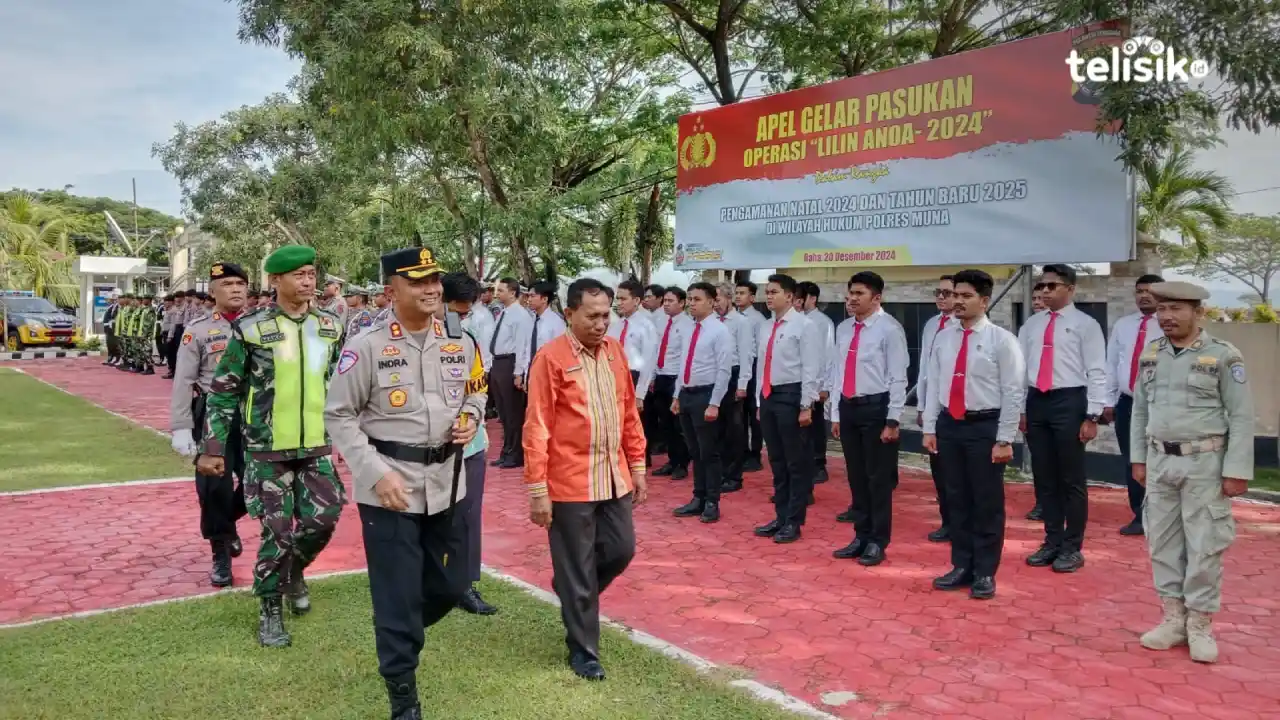 Kapolres Muna, AKBP Indra Sandy Purnama Sakti saat mengecek personel pengamanan Nataru. Foto: Sunaryo/Telisik
