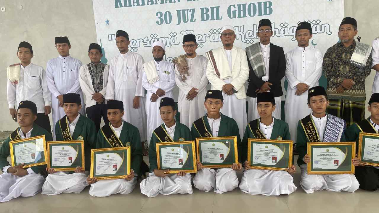 Sejumlah santri Ponpes Baron Kendari mengikuti Khataman Tahfidz Al-Quran 30 Juz Bil Ghoib. Foto: Ist.