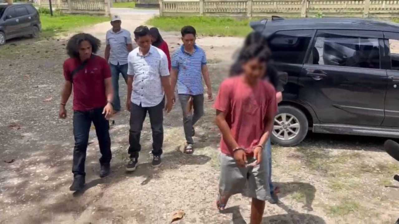 Tersangka rudapaksa siswi kelas X, DP, saat diamankan polisi. Foto: Ist