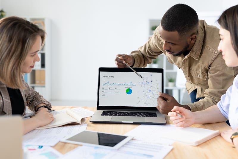 Marketing officer (MO) adalah profesional yang bertugas merencanakan, menjalankan, dan menganalisis strategi pemasaran di sebuah perusahaan. Foto:kantorkita.co.id.