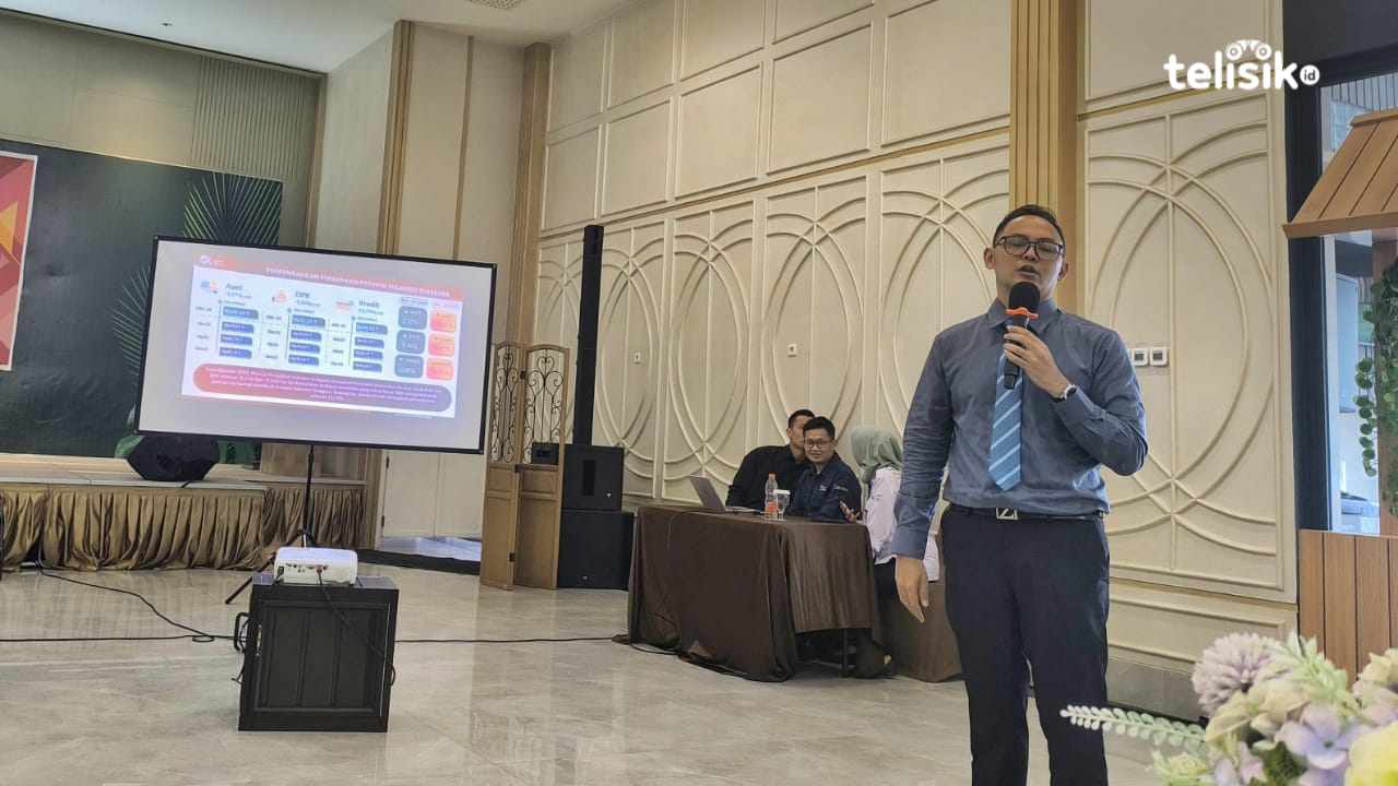 Kepala OJK Sultra, Bismi Maulana Nugraha saat paparkan materi. Foto: Nabila/Telisik