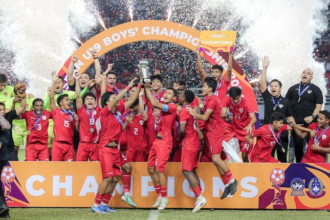 Timnas Indonesia U-19 merayakan gelar juara Piala AFF U-19 2024. Foto: Repro bola.net