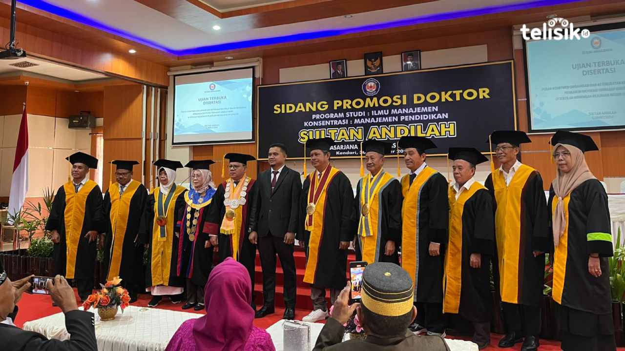 Sultan Andilah bersama para promotor dan co-promotor usai pelaksanaan sidang terbuka promosi doktor di Kampus UHO Kendari, Senin (30/12/2024). Foto: Nabila/Telisik