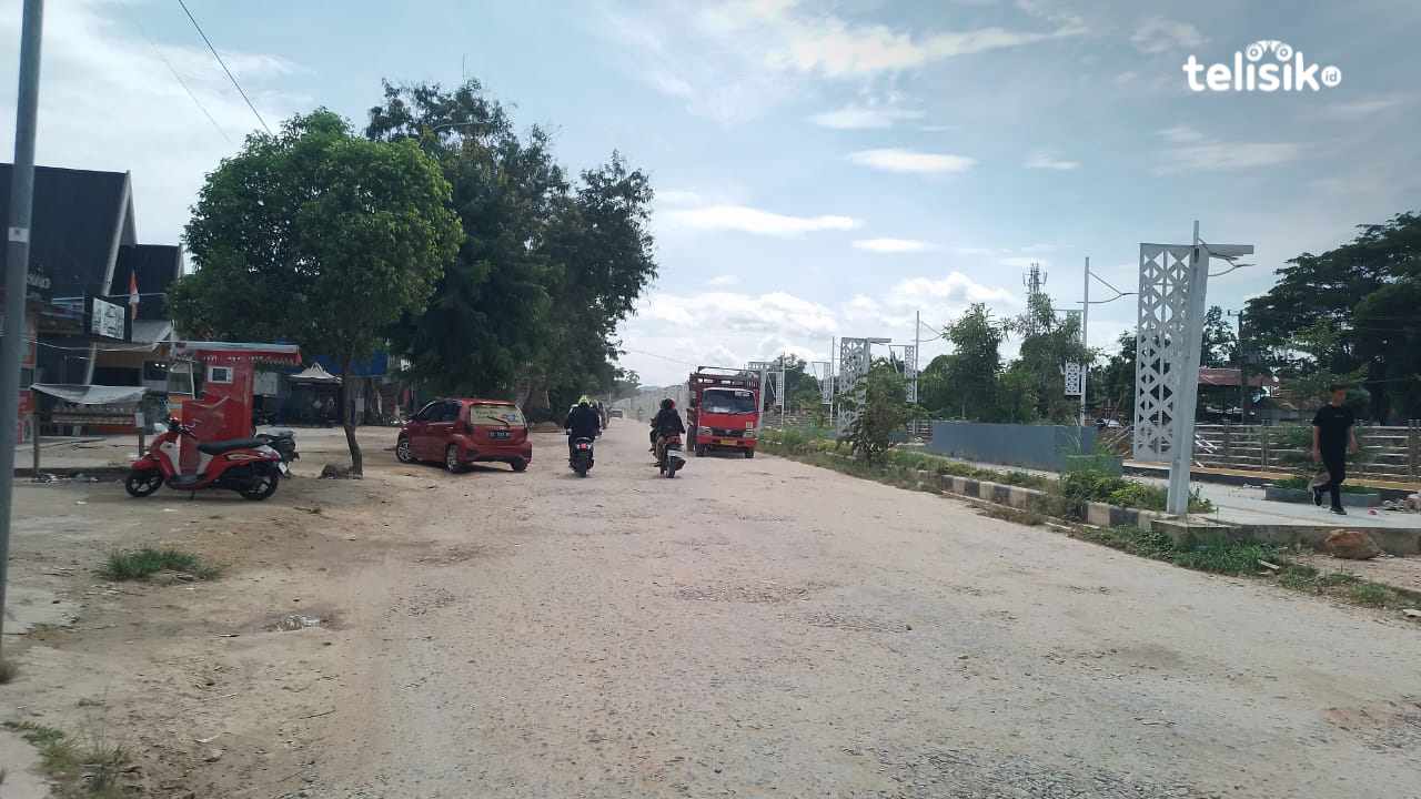 Kondisi jalan Antero Hamra rusak parah dan berdebu, yang menjadi jalur penghubung utama Mal The Park Kendari. Foto: Mirdad/Telisik