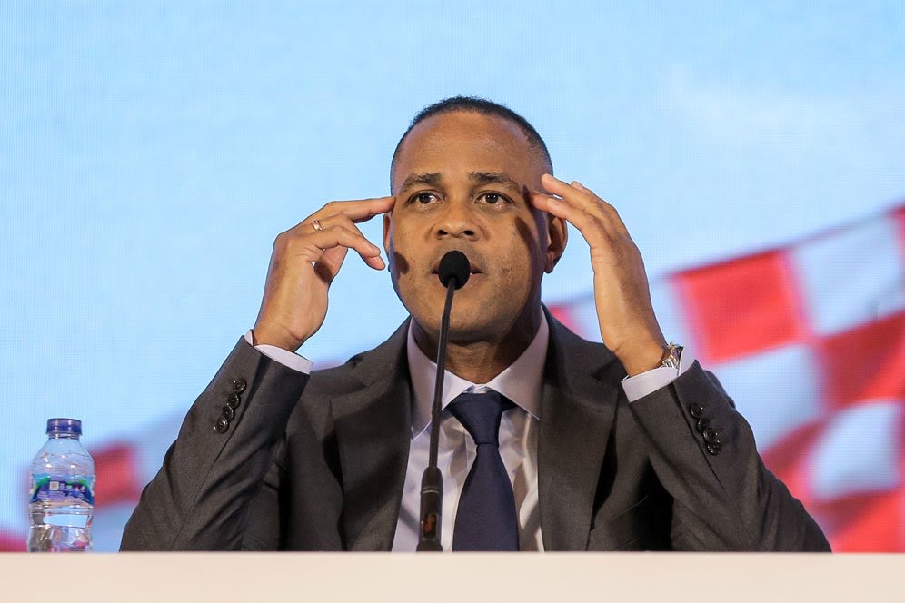 Patrick Kluivert berpotensi mencoret empat pemain andalan Shin Tae-yong. Foto: Repro AP Photo