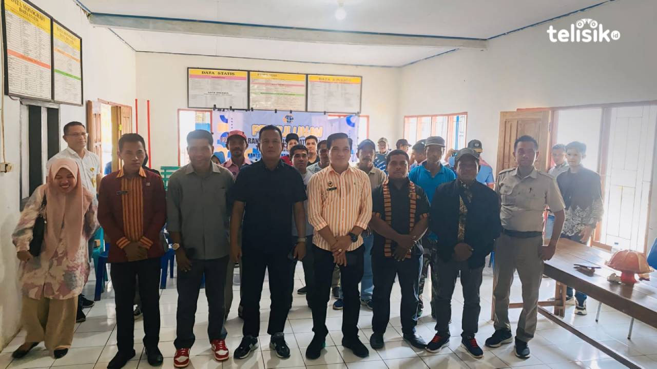 Foto bersama paska Penyuluhan Pendaftaran Tanah Sistematis Lengkap (PTSL) di Balai Desa Lalibo, Kecamatan Mawasangka Tengah. Foto: Muh. Adi Alamayah/Telisik