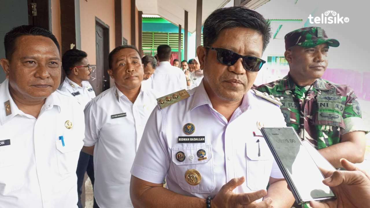 Pj Bupati Buton Selatan, Muhammad Ridwan Badallah, saat meninjau bakal dapur umum makan bergizi gratis di SDN 1 Laompo, Batauga, Buton Selatan. Foto: Ali Iskandar Majid/telisik