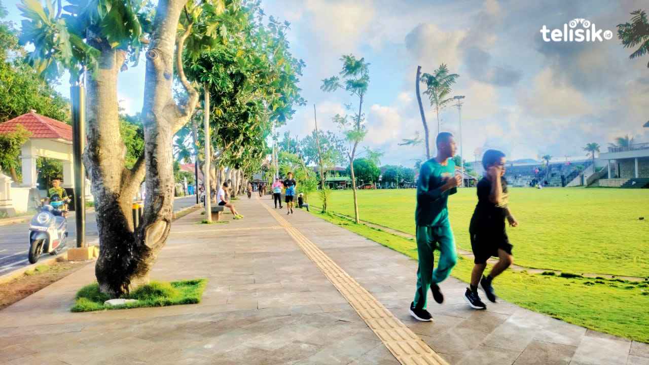 Alun-alun Merdeka Wanci, salah satu lokasi pilihan ideal untuk berolahraga bagi warga Wakatobi.  Foto: Wa Ode Hesti/Telisik