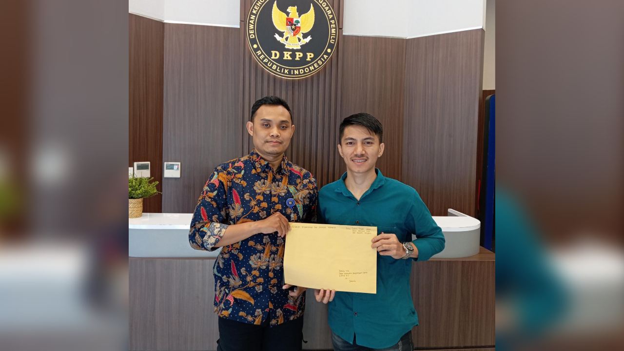 Gerakan Pemuda dan Mahasiswa Sultra Jakarta saat melaporkan anggota KPU Sultra berinisial AM ke DKPP atas dugaan perzinaan. Foto: Ist