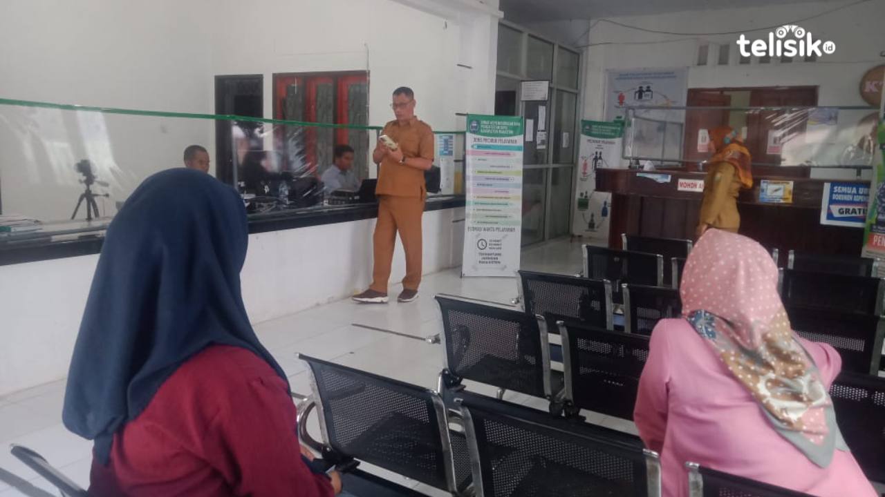 Masyarakat memanfaatkan layanan yang disediakan oleh Dinas Kependudukan dan Catatan Sipil Kabupaten Wakatobi, Selasa (7/1/2025). Foto: Wa Ode Hesti/Telisik