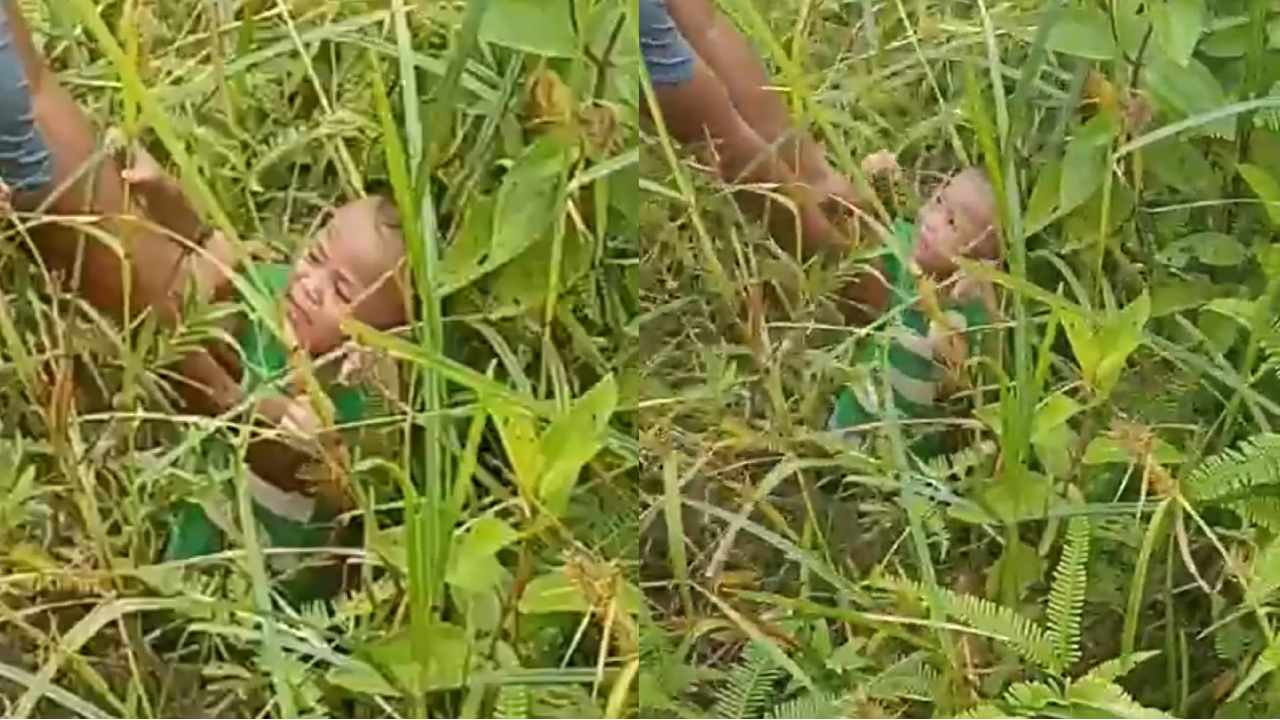 Kondisi balita saat ditemukan warga di semak belukar Jalan Boulevard Kota Kendari. Foto: Screenshoot video