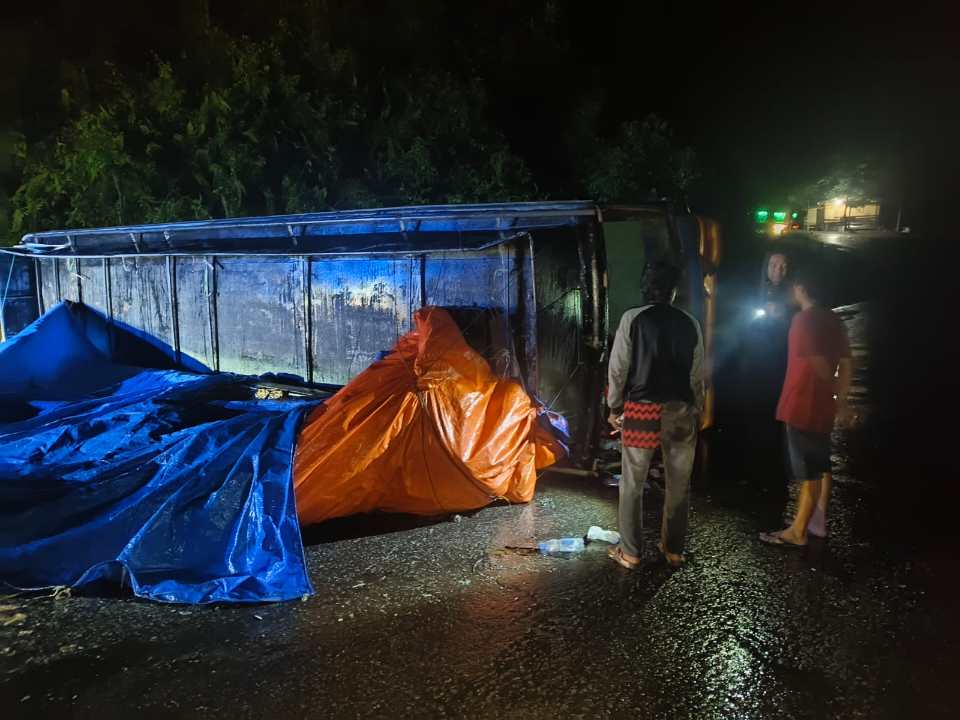 Bus yang terbalik akibat gagal menanjak di KM 16 Kelurahan Sabilambo, Kabupaten Kolaka, Sabtu (4/1/2025). Foto: Ist