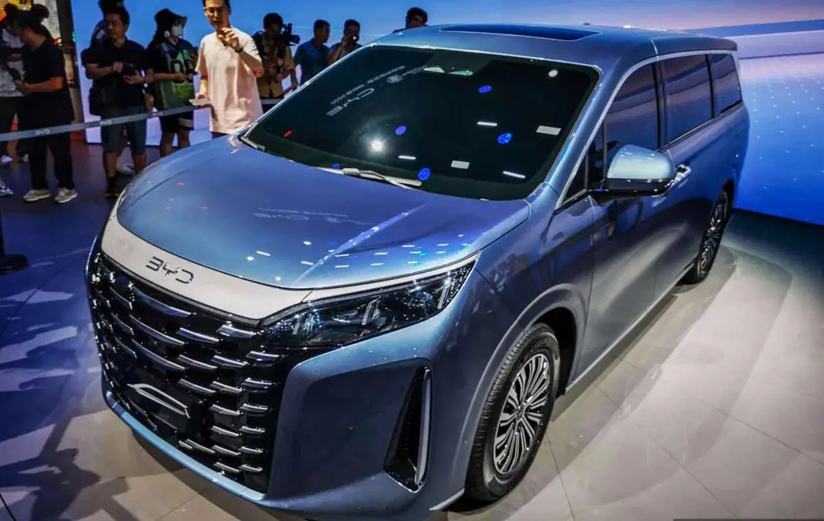 Tampilan BYD Xia 2025 modern dengan gril besar berlapis krom. Foto: Repro paultan.org