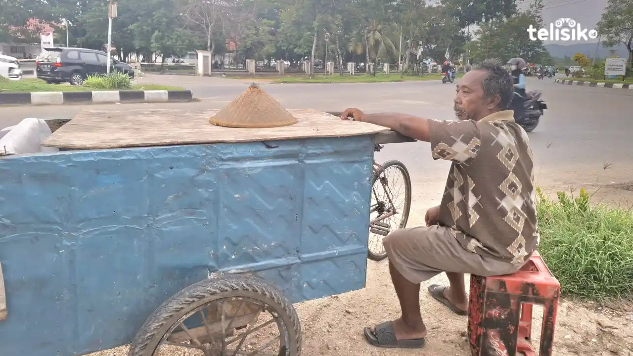 Pemulung di Kendari tengah beristirahat setelah mencari barang bekas. Foto: Erni Yanti/Telisik