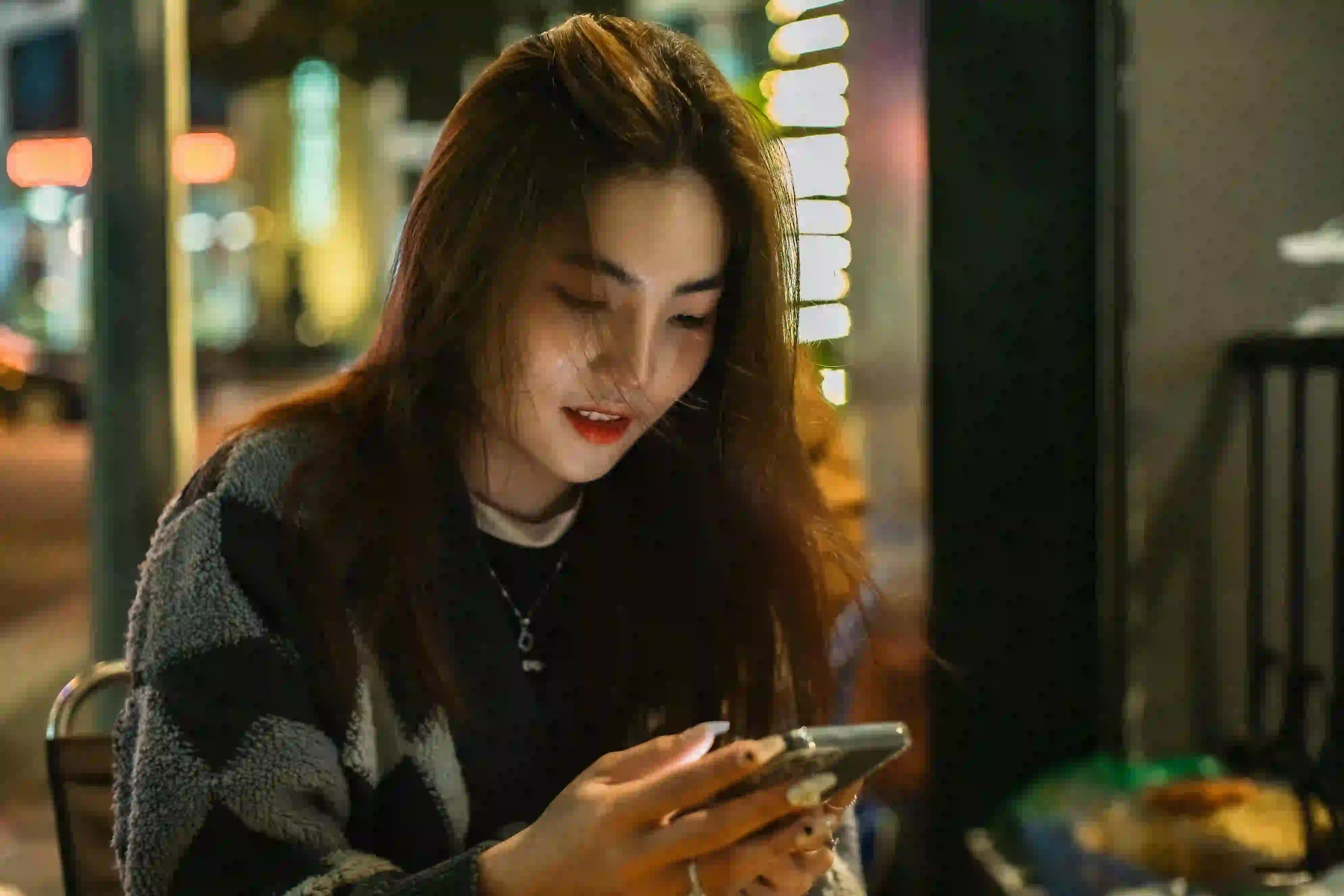 Hasilkan rupiah dengan mudah lewat HP dengan aplikasi terpercaya. Foto: Repro Pexels