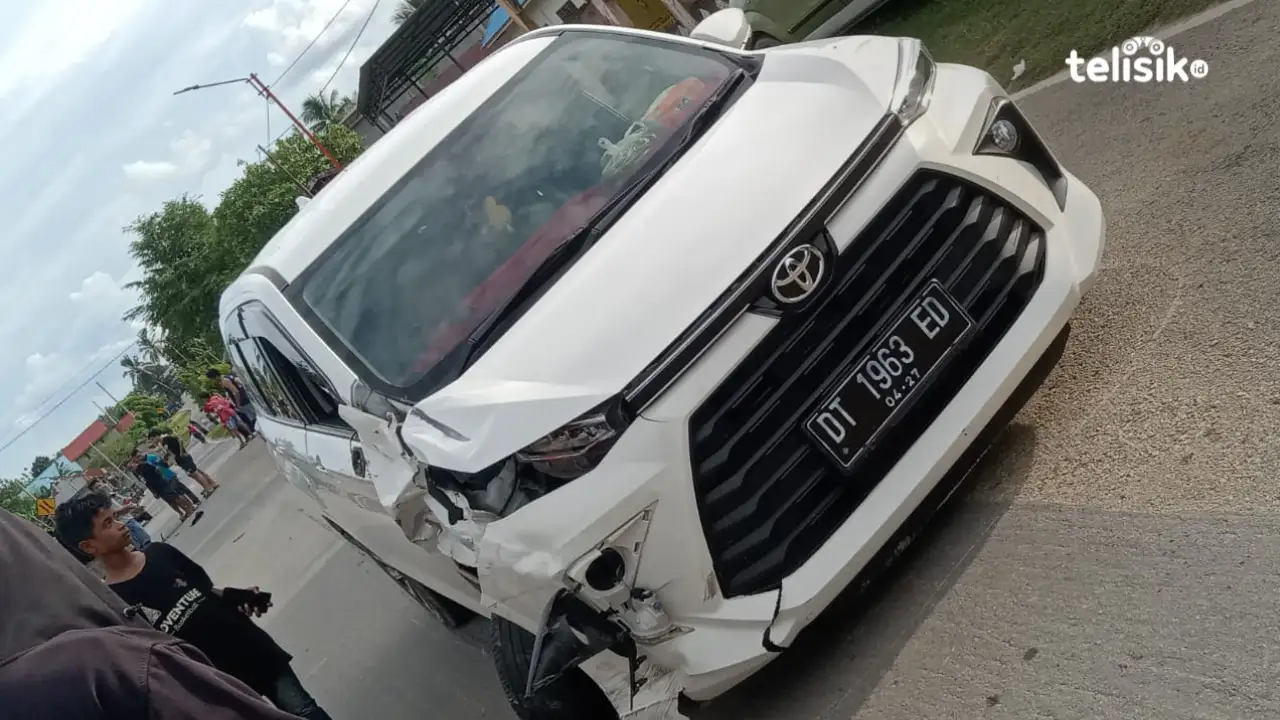 Mobil Avanza saat bertabrakan dengan sepeda motor. Foto: Sunaryo/Telisik