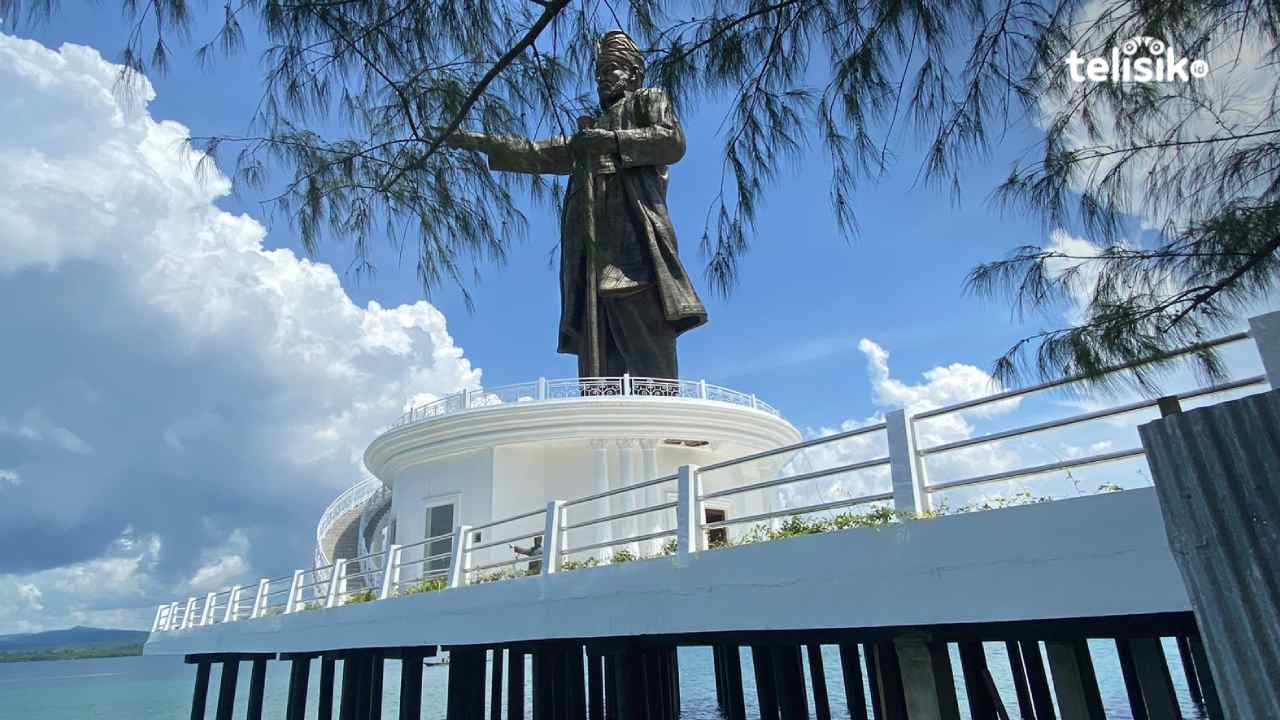 Gedung dengan patung Oputa Yi Koo di Kota Baubau, Sulawesi Tenggara, yang rusak sebelum diresmikan. Foto: Elfinasari/telisik