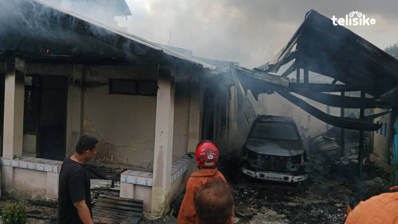 Rumah, mobil dan sepeda motor milik Asmanila yang ludes terbakar. Foto: Sunaryo/Telisik