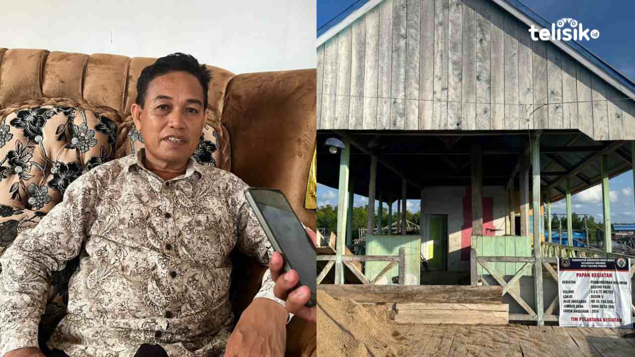 Kepala Desa Tanjung Pinang, Abdul Azis, dan bangunan PAUD yang dalam proses rehabilitasi, Kamis (16/1/2025). Foto: Putri Wulandari/Telisik