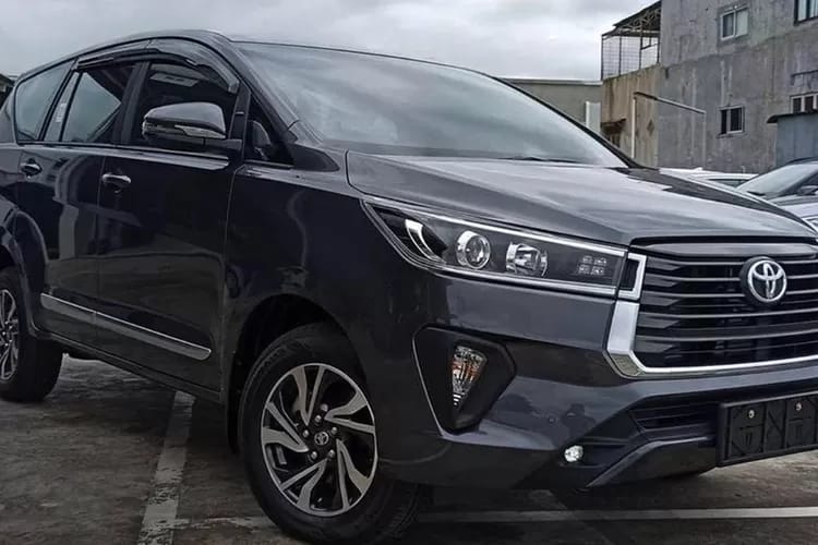 Tampilan Toyota Kijang Innova Reborn 2024 warna hitam dari seri diesel. Foto: Repro otoproject
