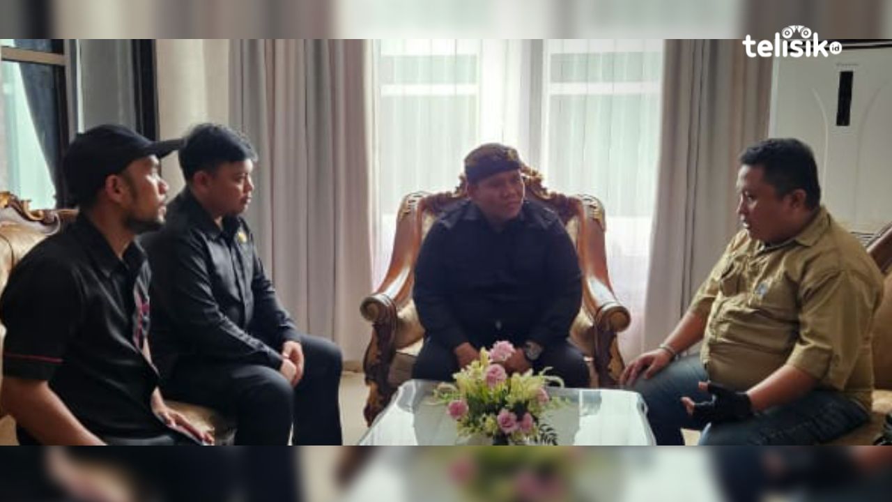 Koordinator FKHA Konawe, Anci (kanan), saat melakukan kunjungan ke DPRD Konawe dan menjelaskan verifikasi ulang honorer siluman PPPK. Foto: Sigit Purnomo/Telisik