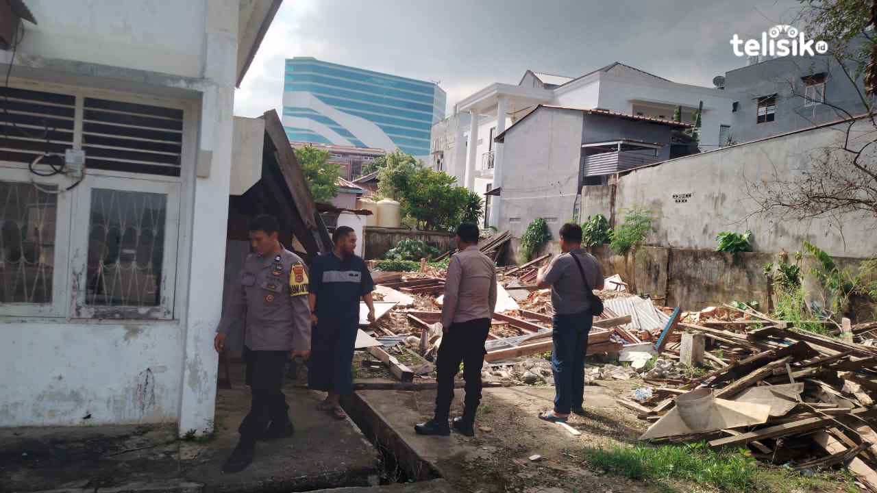 Polisi melakukan olah TKP di ULPK BPOM Kendari perihal pencurian di kantor tersebut. Foto: Mirdad/Telisik