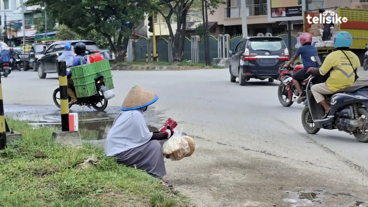 Penjual kerupuk dan tisu di lampu merah Jl. Syech Yusuf, Kelurahan Korumba, Kota Kendari. Foto: Erni Yanti/Telisik