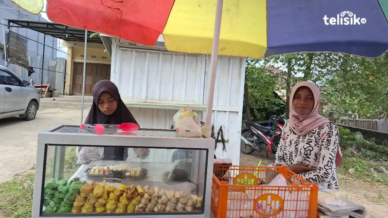 Seorang gadis kecil bernama Sulviani sedang melayani pembeli buroncong jualannya. Foto: Erni Yanti/Telisik